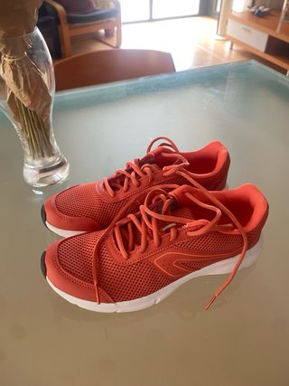 Zapatillas deportivas Kalenji naranjas y blancas