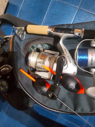 Caña, carretes y bolsa de pesca antigua