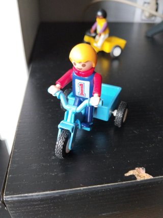 Playmobil 2 niños con triciclos