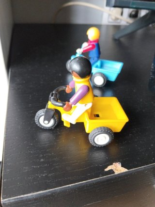 Playmobil 2 niños con triciclos