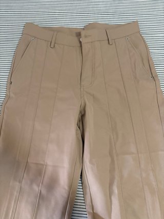 Pantalón recto caqui con costuras