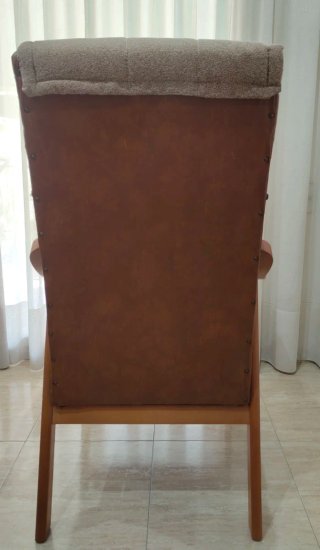 Sillón de piel sintética y madera