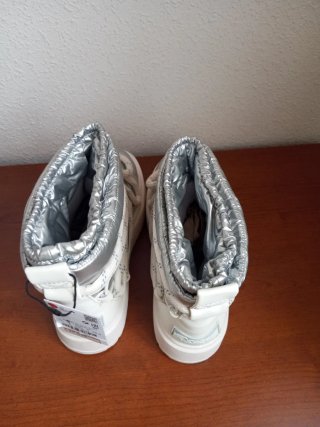 Botas plateadas con cordones