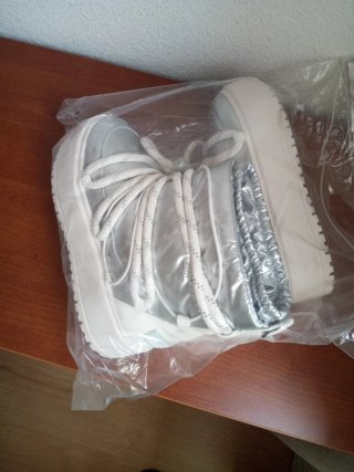 Botas plateadas con cordones