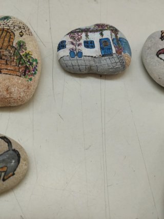 Piedras decoradas a mano