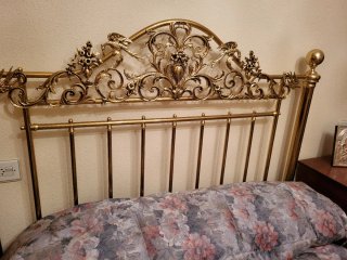 Cama chapada en oro