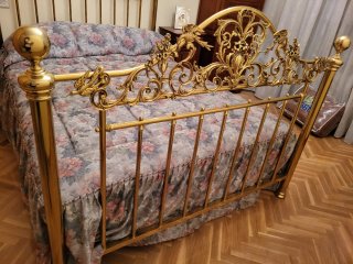 Cama chapada en oro