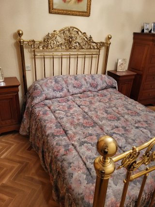 Cama chapada en oro