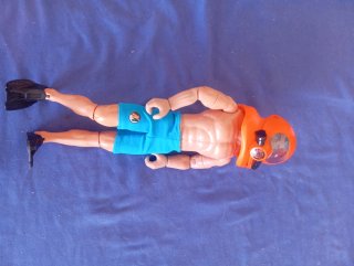 Action Man con casco buceador