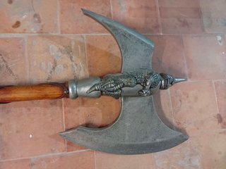 Hacha decorativa medieval