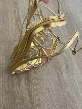 Sandalias romanas doradas Zara