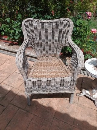 2 Sillones de mimbre y mesa auxiliar