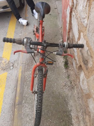 Bicicleta infantil roja