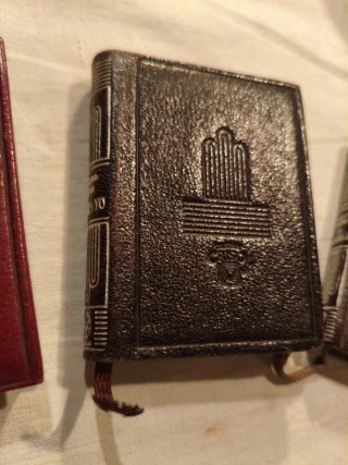 Tres tomos de la colección Crisol, "Crisolín"