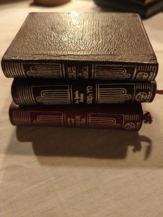 Tres tomos de la colección Crisol, "Crisolín"