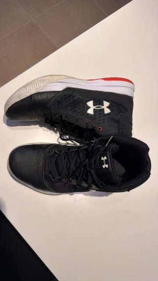 Zapatillas Under Armour Negras y Rojas