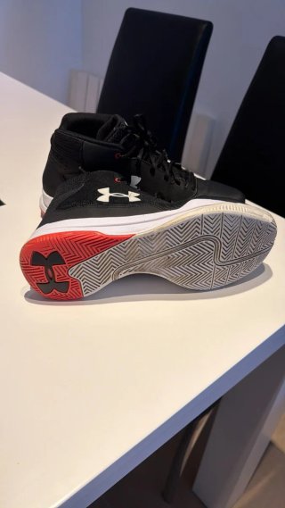 Zapatillas Under Armour Negras y Rojas