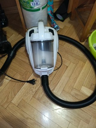 Aspiradora 700W Le falta el filtro Funciona perfec