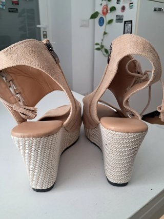 Sandali con zeppa beige