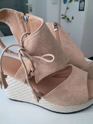 Sandali con zeppa beige