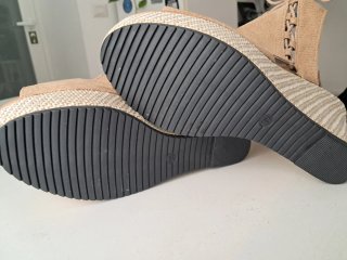 Sandali con zeppa beige