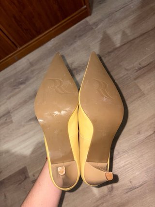 Zapatos de tacón amarillos