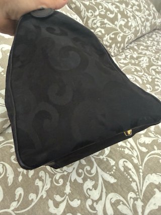 Bolso negro con estampado