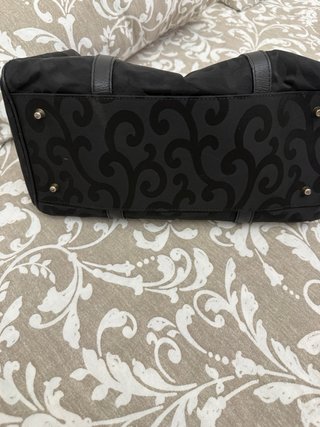 Bolso negro con estampado