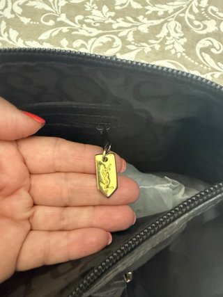 Bolso negro con estampado