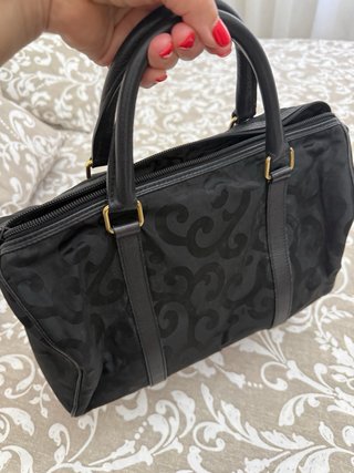 Bolso negro con estampado