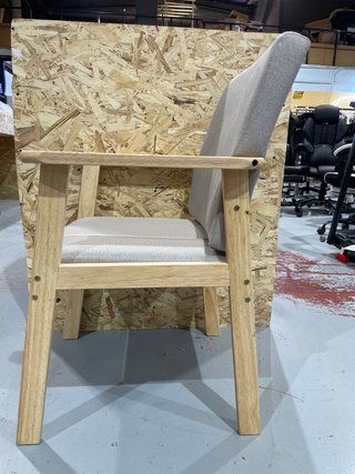 Sillón de madera beige