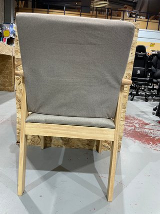 Sillón de madera beige