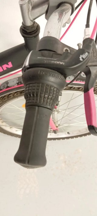 Bicicleta 24pulgadas 6 marchas Btwin negra y rosa