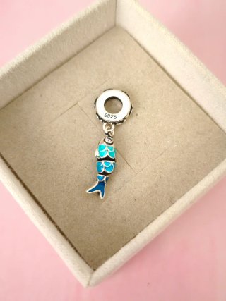 Charm de pez esmaltado azul y plateado