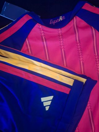 Equipación niño España Adidas