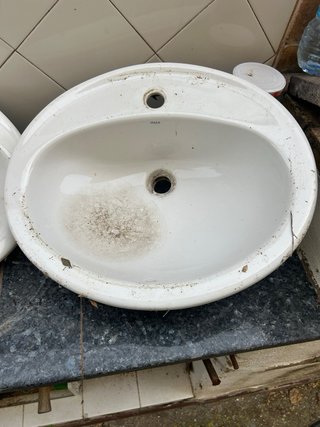 Lavabo de porcelana beige y blanco