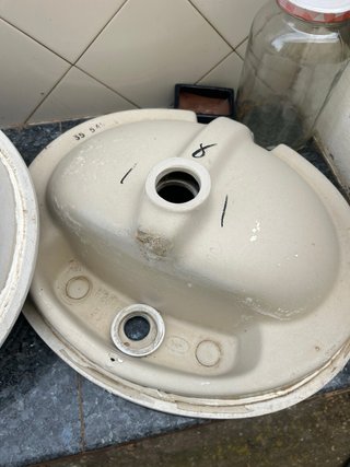 Lavabo de porcelana beige y blanco