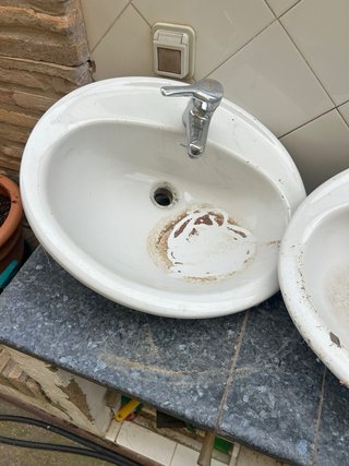 Lavabo de porcelana beige y blanco
