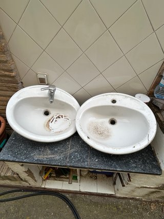 Lavabo de porcelana beige y blanco