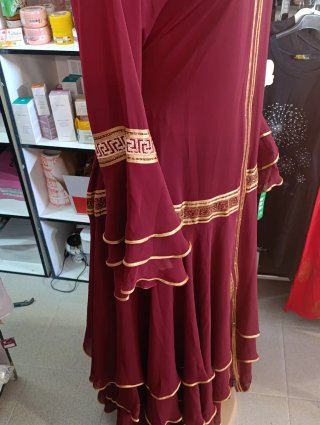 Abaya bordada con detalles dorados