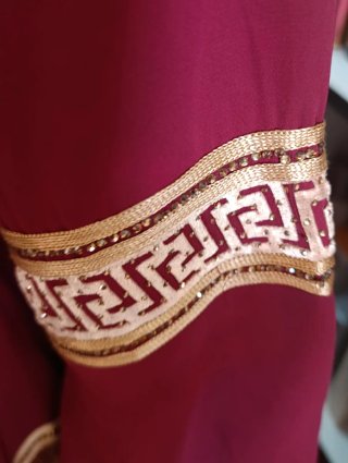 Abaya bordada con detalles dorados