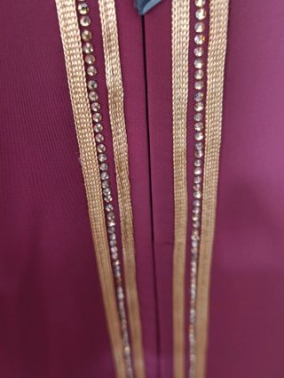 Abaya bordada con detalles dorados