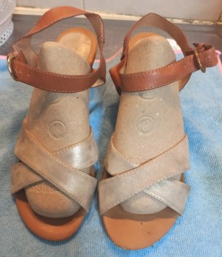 Sandalias cuña marrón y plateadas