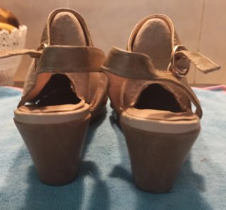 Sandalias cuña marrón y plateadas