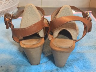 Sandalias cuña marrón y plateadas