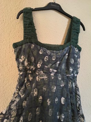 Vestido invitada gris y verde