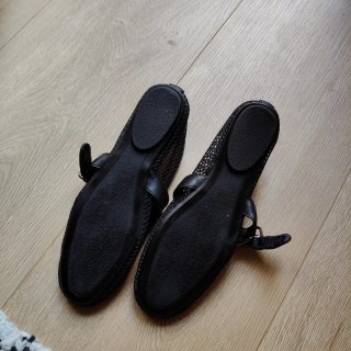 Zapatos negros de malla con tira