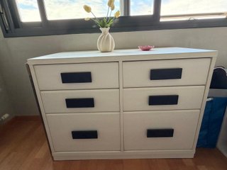 Cómoda de madera blanca y negra