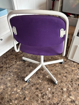 Silla de oficina morada y blanca