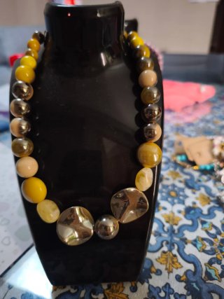 Collar de bisutería con cuentas